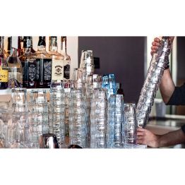 Rock Bar - Stapelbares, robustes Glas aus geh�rtetem Glas. Spart Platz auf Ihrer Bar und schadet Ihren G�sten auch bei unvorsichtigem Gebrauch nicht.